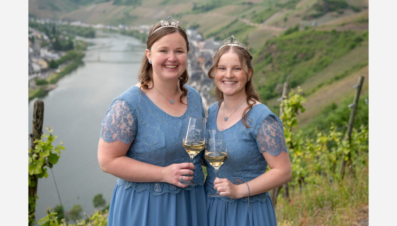 Foto von Weinkönigin Laura und Weinprinzessin Alina.