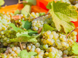 Rieslingtrauben in den Erntekisten während der Lese in Zell Mosel