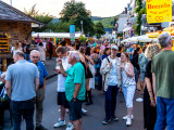 Die Besucher des Weinfestes an der Moselpromenade