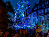 Das Riesenrad an der Fußgängerbrücke am Abend