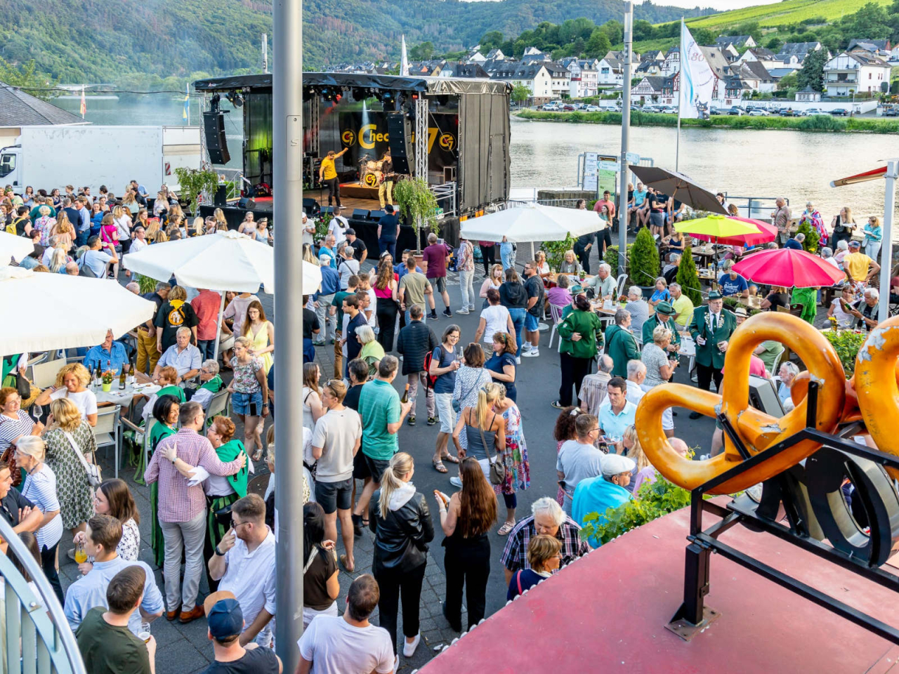 Weinfest Zell Mosel 2023 - Gäste auf dem Marktplatz und am Moselufer.