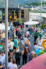 Weinfest Zell Mosel 2023 - Gäste auf dem Marktplatz und am Moselufer