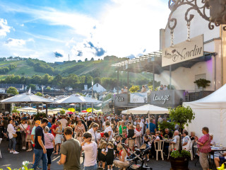Weinfest Zell Mosel 2023 - Gäste auf dem Marktplatz und an der Weinlounge
