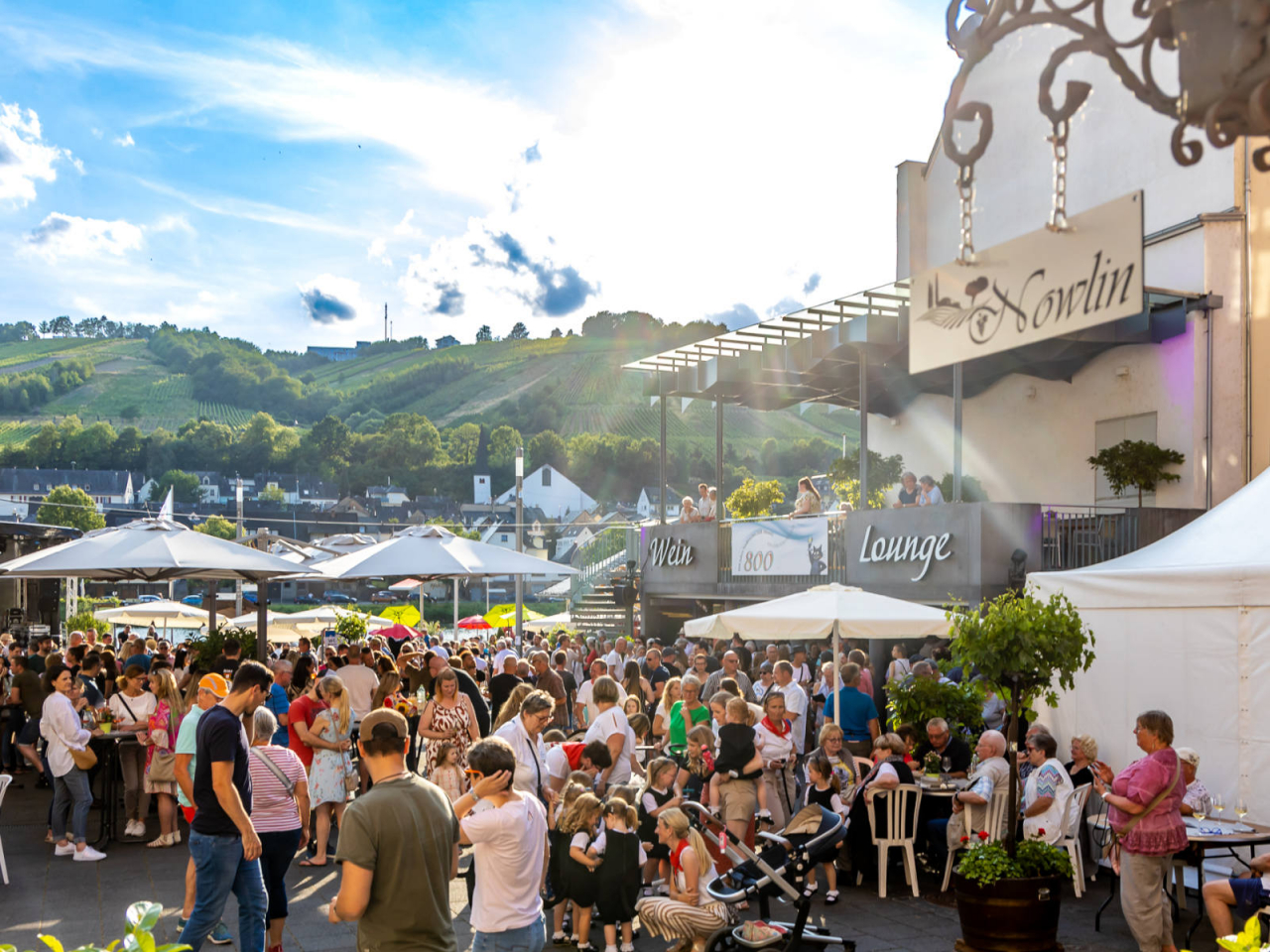 Weinfest Zell Mosel 2023 - Gäste auf dem Marktplatz und an der Weinlounge.