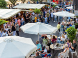 Weinfest Zell Mosel 2023 - Gäste an der Moselpromenade